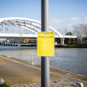 Panneau d’affichage d’enquête publique en extérieur