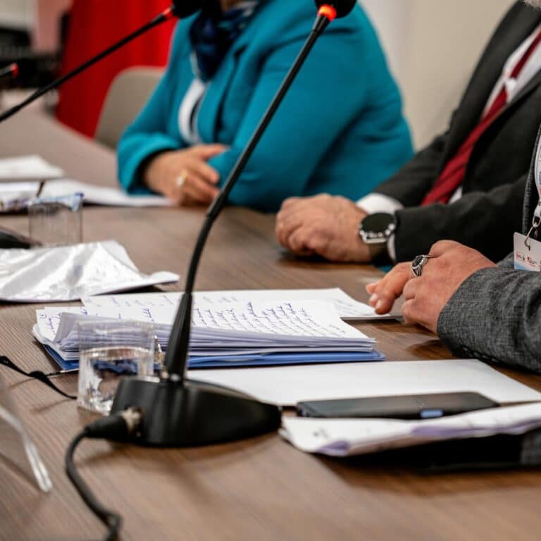 Débat de concertation publique avec participation des citoyens