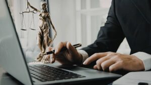 Professionnel effectuant une formalité d'entreprise en ligne